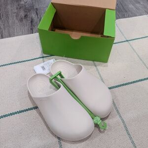 CROCS NWT Dylan Clog in Stucco - Mens 6 Women's 8